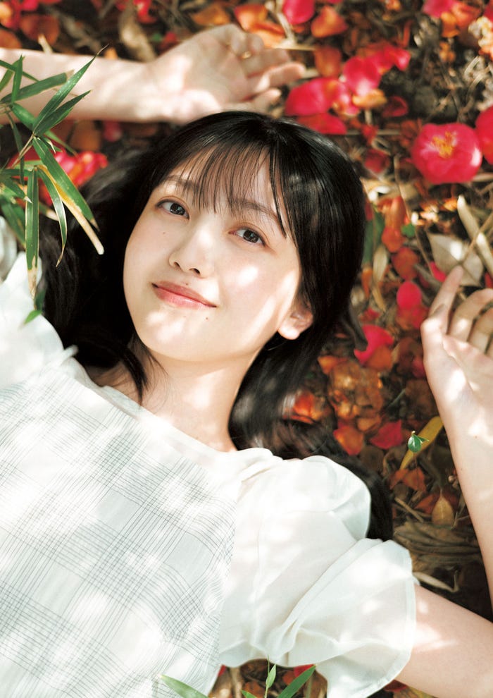 乃木坂46久保史緒里、透き通る色白美肌に釘付け - モデルプレス