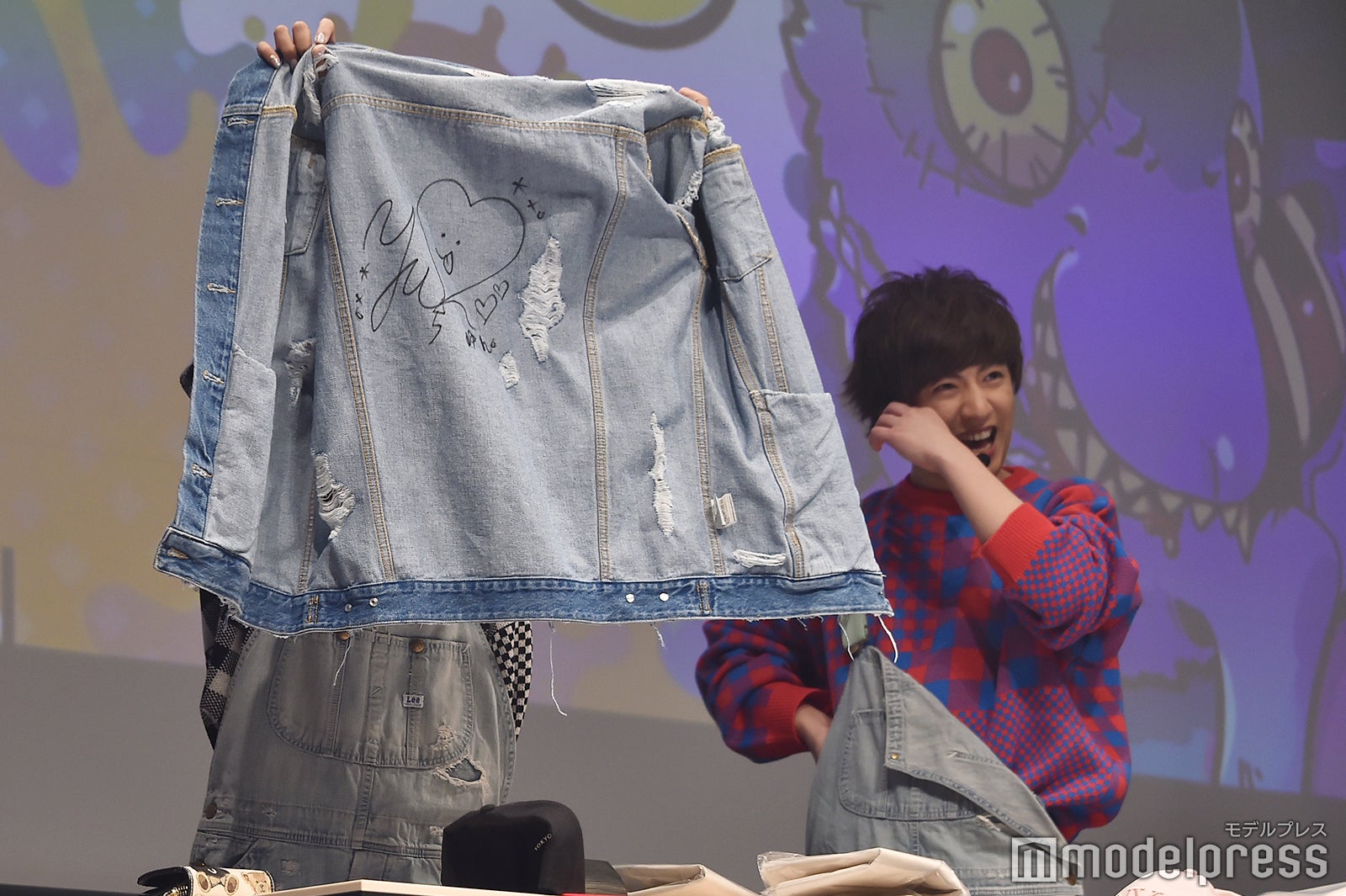デニムジャケットをビンゴの景品で出品したヴァンビ （C）モデルプレス