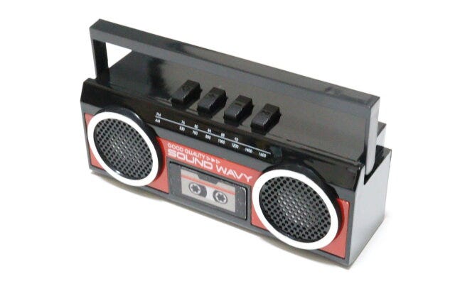 ダイソーのラジカセ風Bluetoothスピーカーのビジュアル
