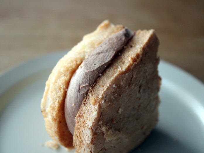 2層のチョコのおかげで、味わいが単調にならずに最後まで食べられます