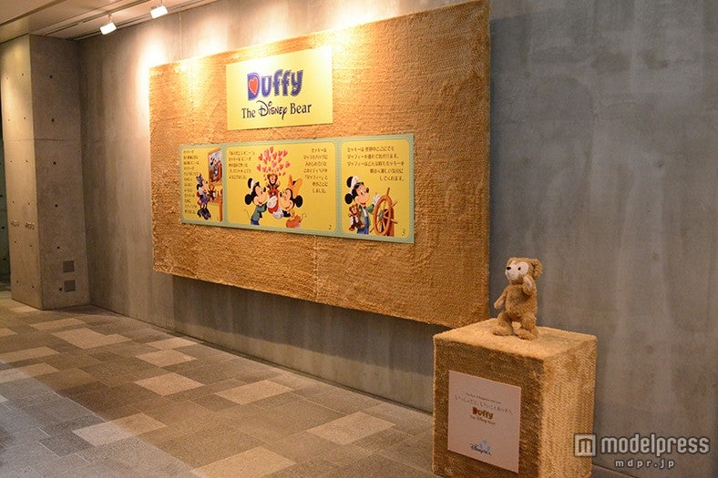 ダッフィーのぬいぐるみ生地を使った巨大ポスター