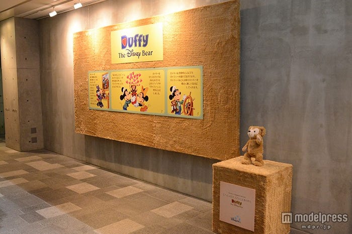 ダッフィーのぬいぐるみ生地を使った巨大ポスター