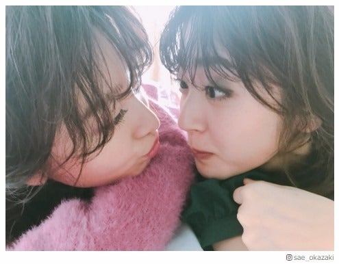 鈴木愛理＆岡崎紗絵のキュートな“キス寸前ショット”に反響「カップル感ある」