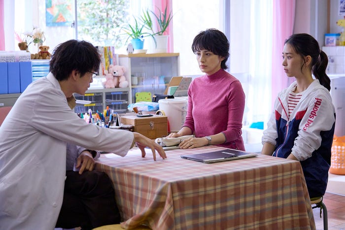 松下洸平、ホラン千秋、森川葵「放課後カルテ」第8話(C)日本テレビ