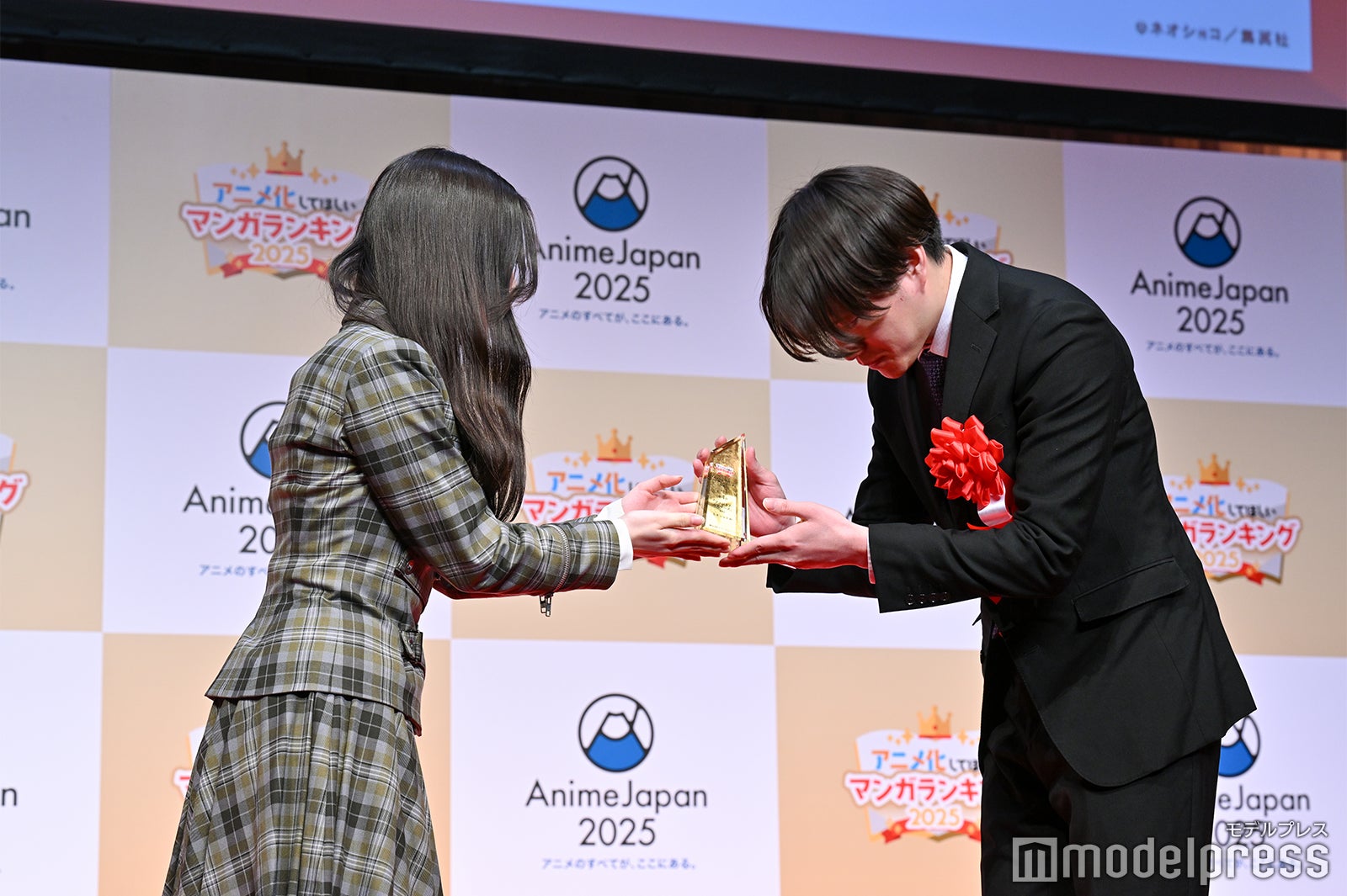 谷口愛季、ジャンプスクエア編集部・津田氏（C）モデルプレス