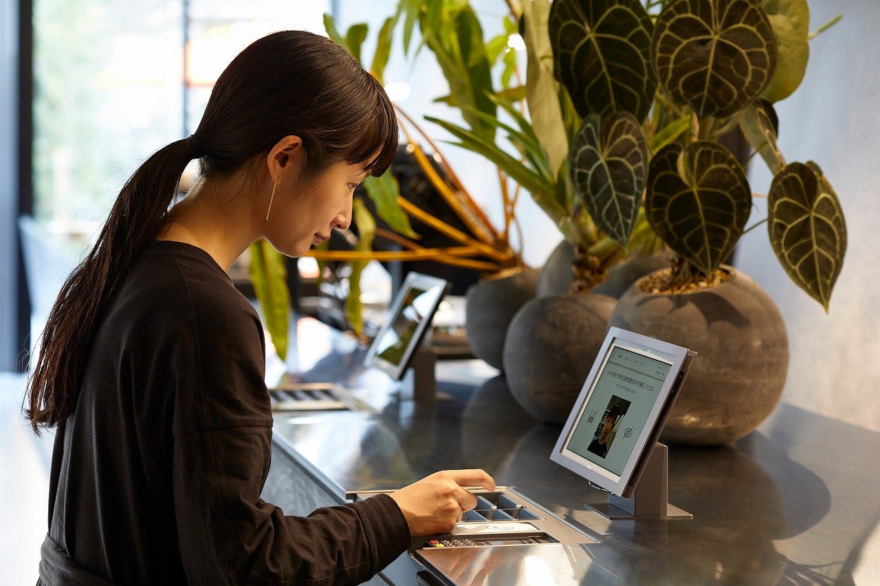 顔認証システムによる非対面セルフチェックイン／画像提供：三井不動産