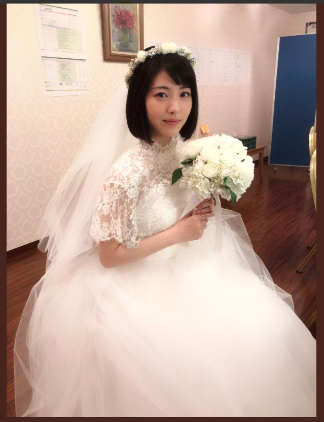 浜辺美波 初のウエディングドレス姿披露 天使 美しすぎて眩しい と絶賛の声 モデルプレス 浜辺美波 初のウエディングドレス姿披露 天使 美しすぎて眩しい と絶賛の声 モデルプレス