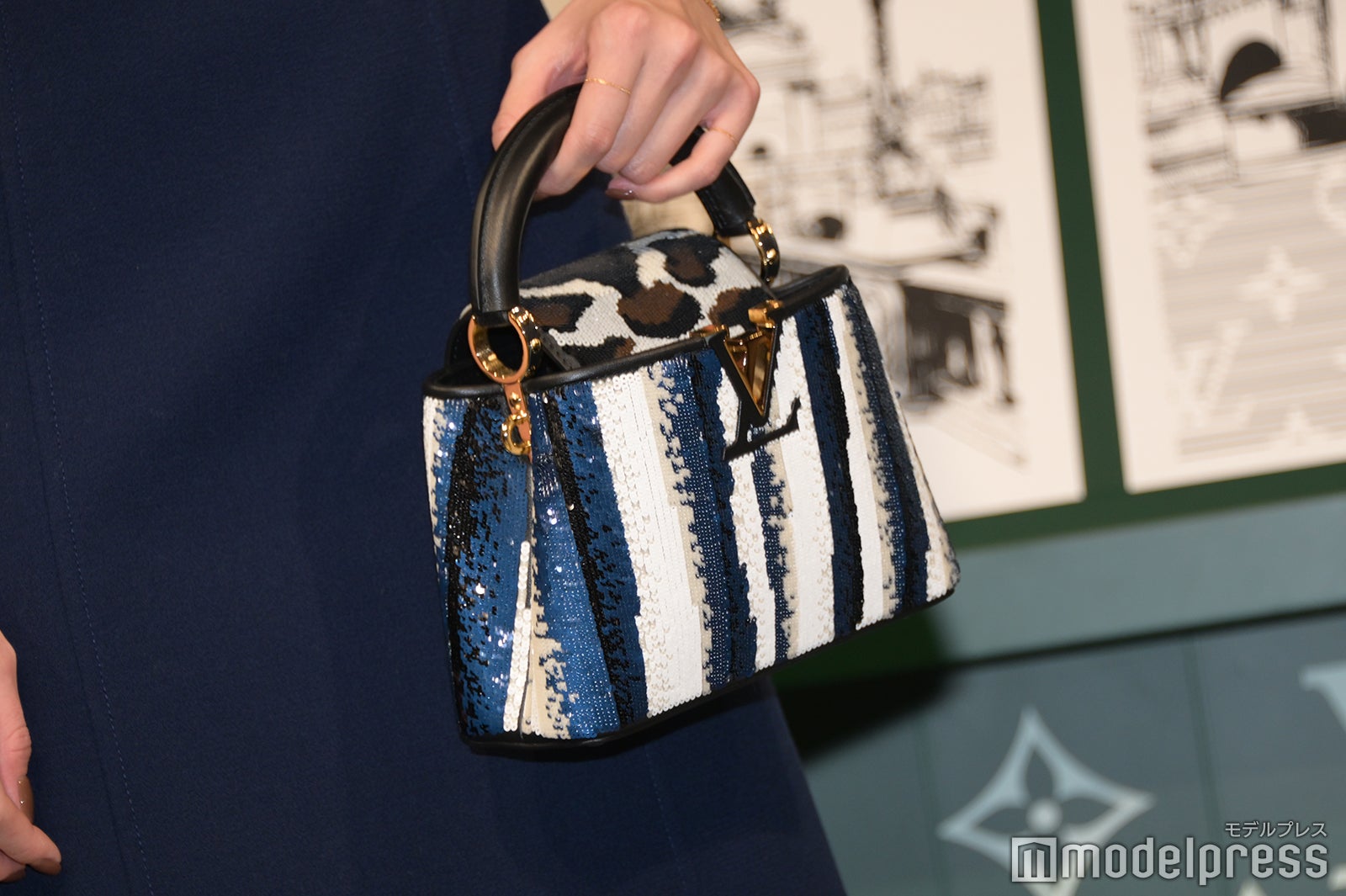 emmaが合わせたバッグ（C）モデルプレス