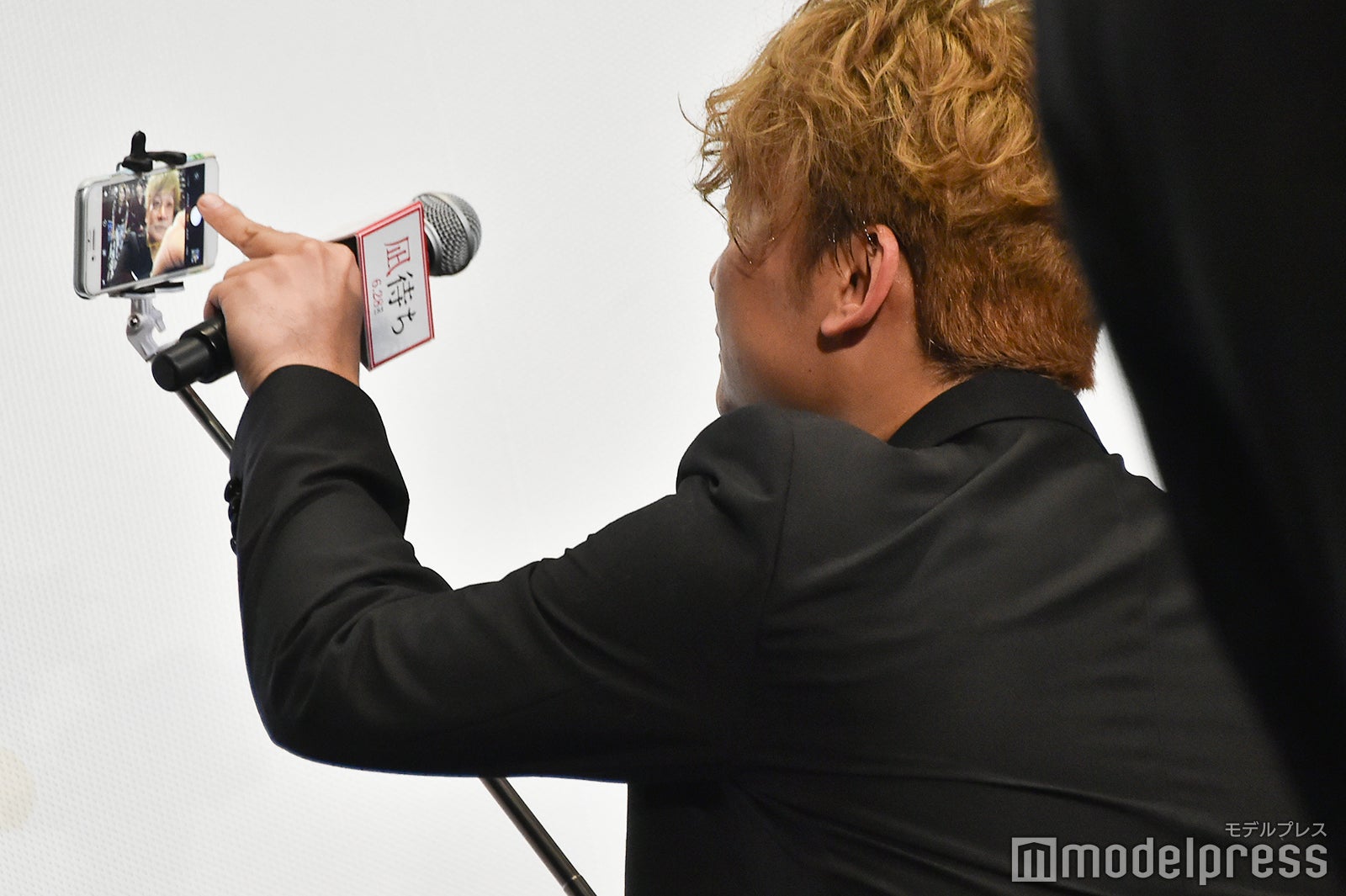 撮影モードを調整する香取慎吾 （C）モデルプレス