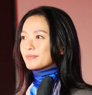 綺麗すぎるだろ 榮倉奈々170cm 足組んで座る会見ブーツ姿が、ヤバいほど美しい トップ女優の本気コーデ たたずまいに驚き 2児ママ、マジかっ！