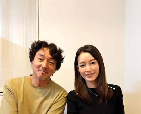 50代俳優夫婦、23回目の“結婚記念日”に寄り添いショット公開「お顔も似てきた」「憧れのご夫婦」