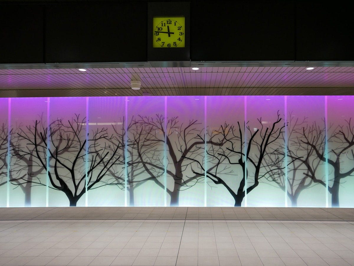 桃栽培の町として発展してきた綱島を表現したガラスパネル