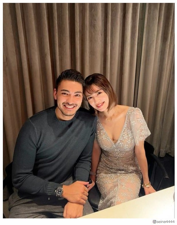 島袋聖南、夫・石倉ノアとの密着2ショット公開 “以前より小競り合い増えました”夫婦の関係性に反響「わかります」「素敵」