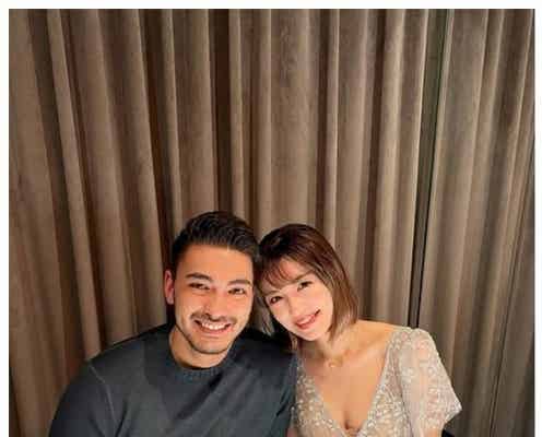 島袋聖南、夫・石倉ノアとの密着2ショット公開 “以前より小競り合い増えました”夫婦の関係性に反響「わかります」「素敵」