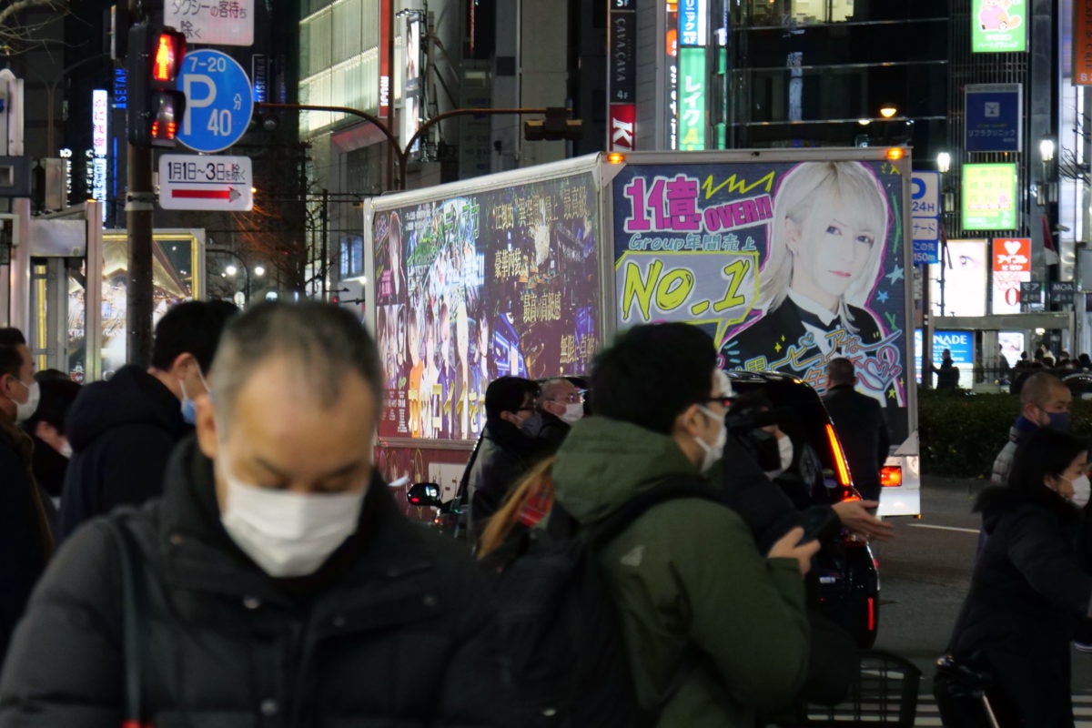 緊急事態宣言初日、連休を前にした渋谷・新宿の繁華街は ...