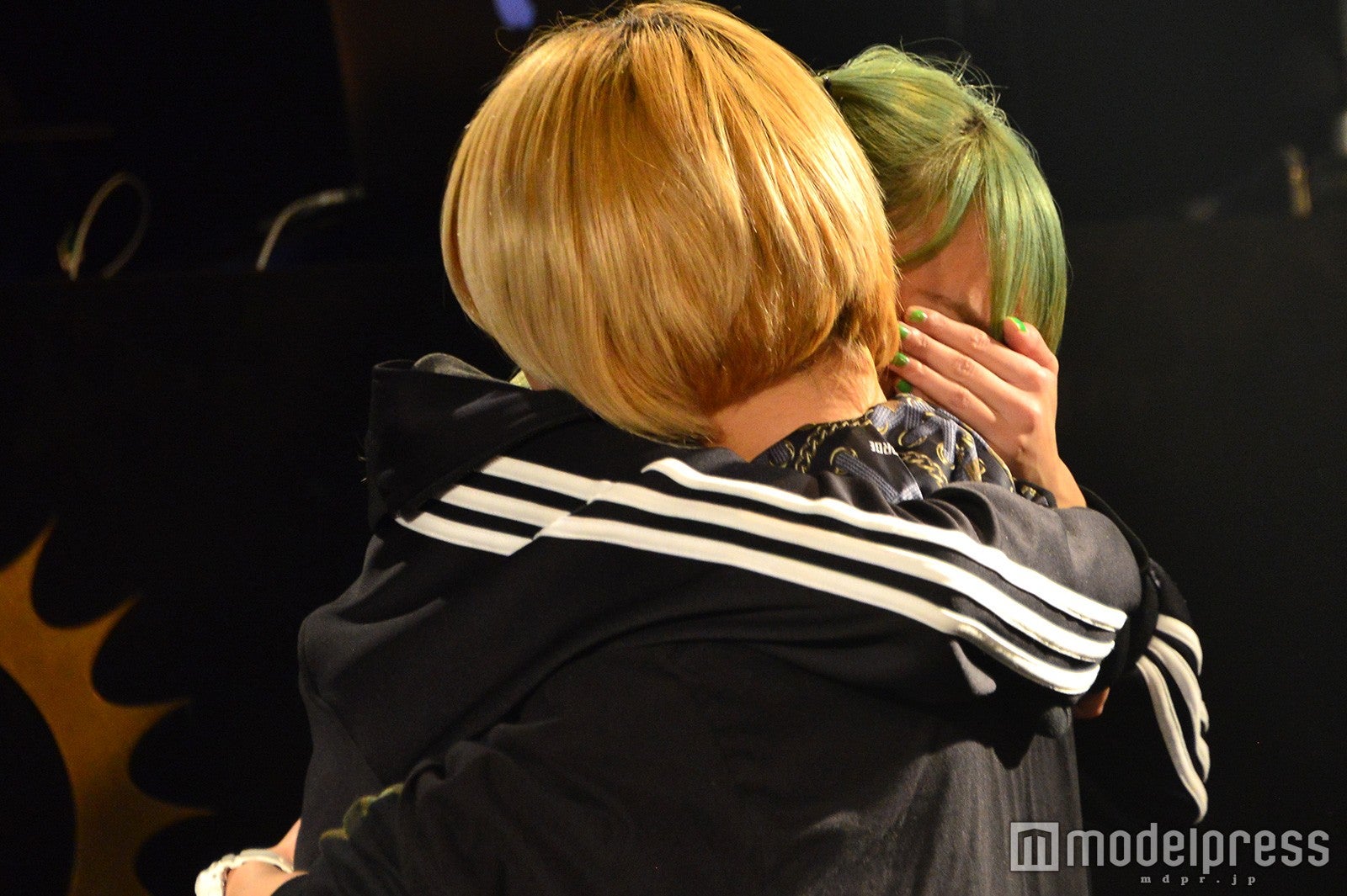 決勝戦後には熱い抱擁 （C）モデルプレス