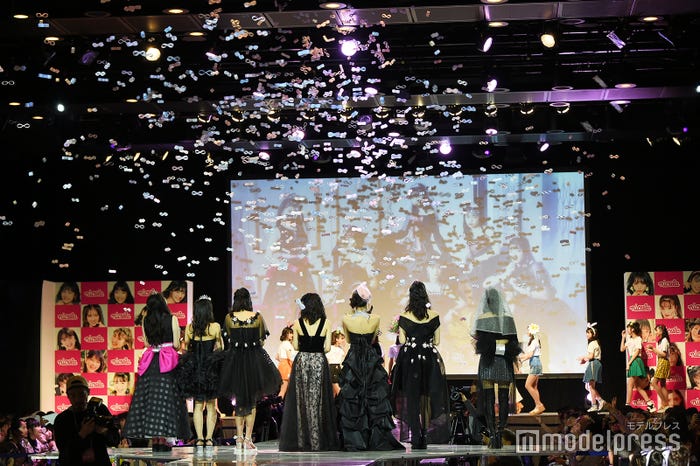 卒業式の様子(左から)泉口美愛、宮原響、溝部ひかる、川床明日香、南沙良、涼凪、秋田汐梨(C)モデルプレス