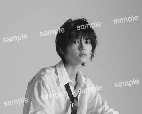 若月佑美、男装姿・色っぽいカット・朝のすっぴんメガネ…“見たことない”を詰め込んだポストカード解禁