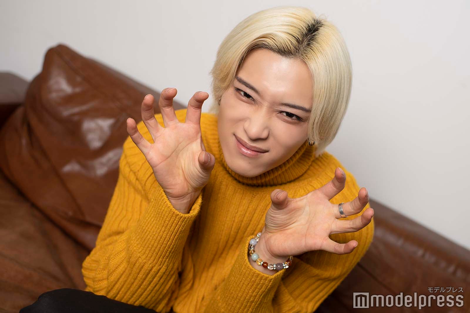 “オオカミポーズ”／松本怜生 （C）モデルプレス