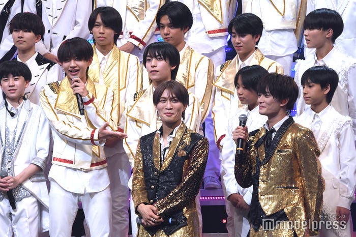 勢いよく挙手し“うきなす”を褒め倒した千井野空翔(左)千井野の熱弁を微笑ましく見守っていた那須雄登(左)、浮所飛貴(右)「サマステライブ2024」取材会より(C)モデルプレス