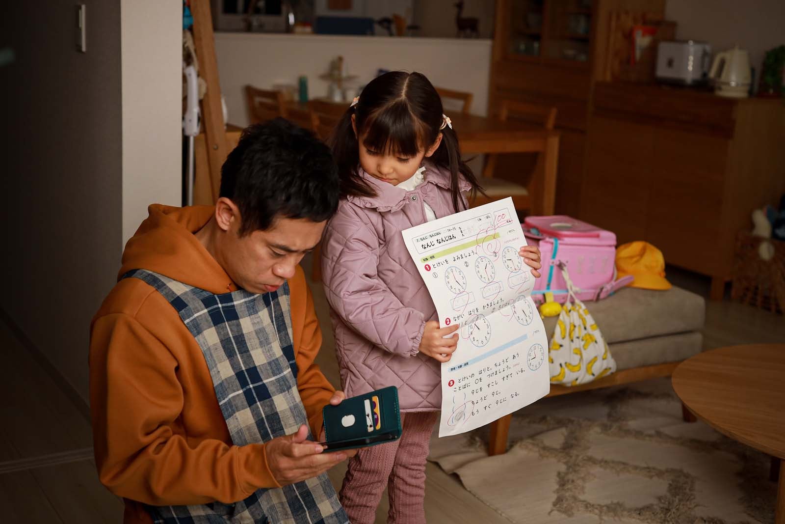 伊藤淳史、磯村アメリ「離婚しない男―サレ夫と悪嫁の騙し愛―」第5話より（C）テレビ朝日