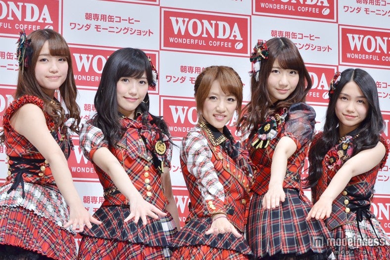 サラリーマン応援イベントに登場した（左から）加藤玲奈、渡辺麻友、高橋みなみ、柏木由紀、田野優花