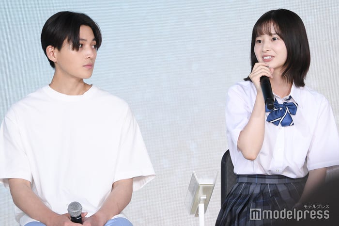 飯沼愛を見つめる八木勇征(C)モデルプレス