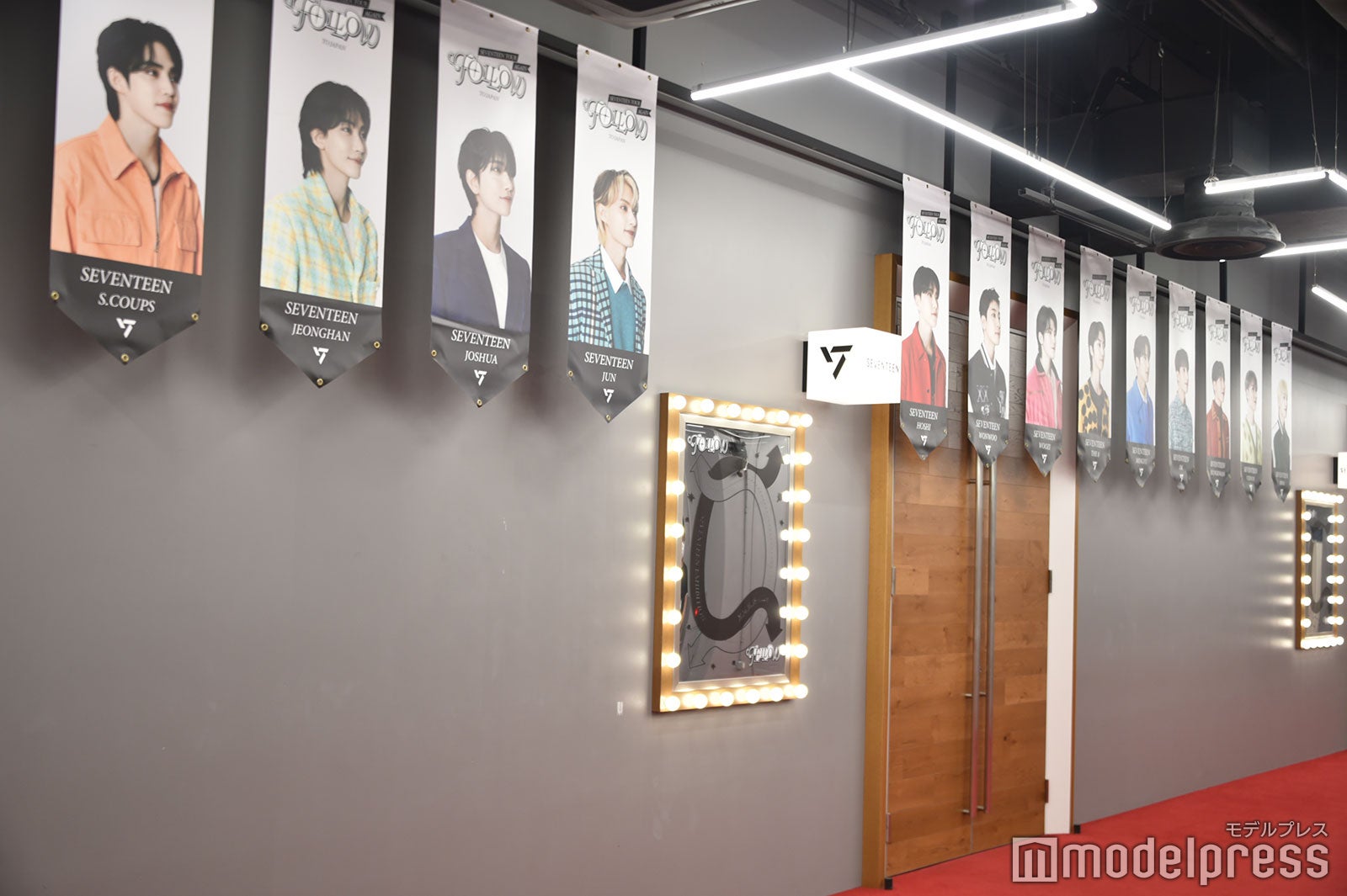 入口ではメンバーのフラッグがお出迎え（C）モデルプレス