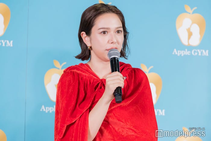 赤いマントに身を包んだ村重杏奈(C)モデルプレス