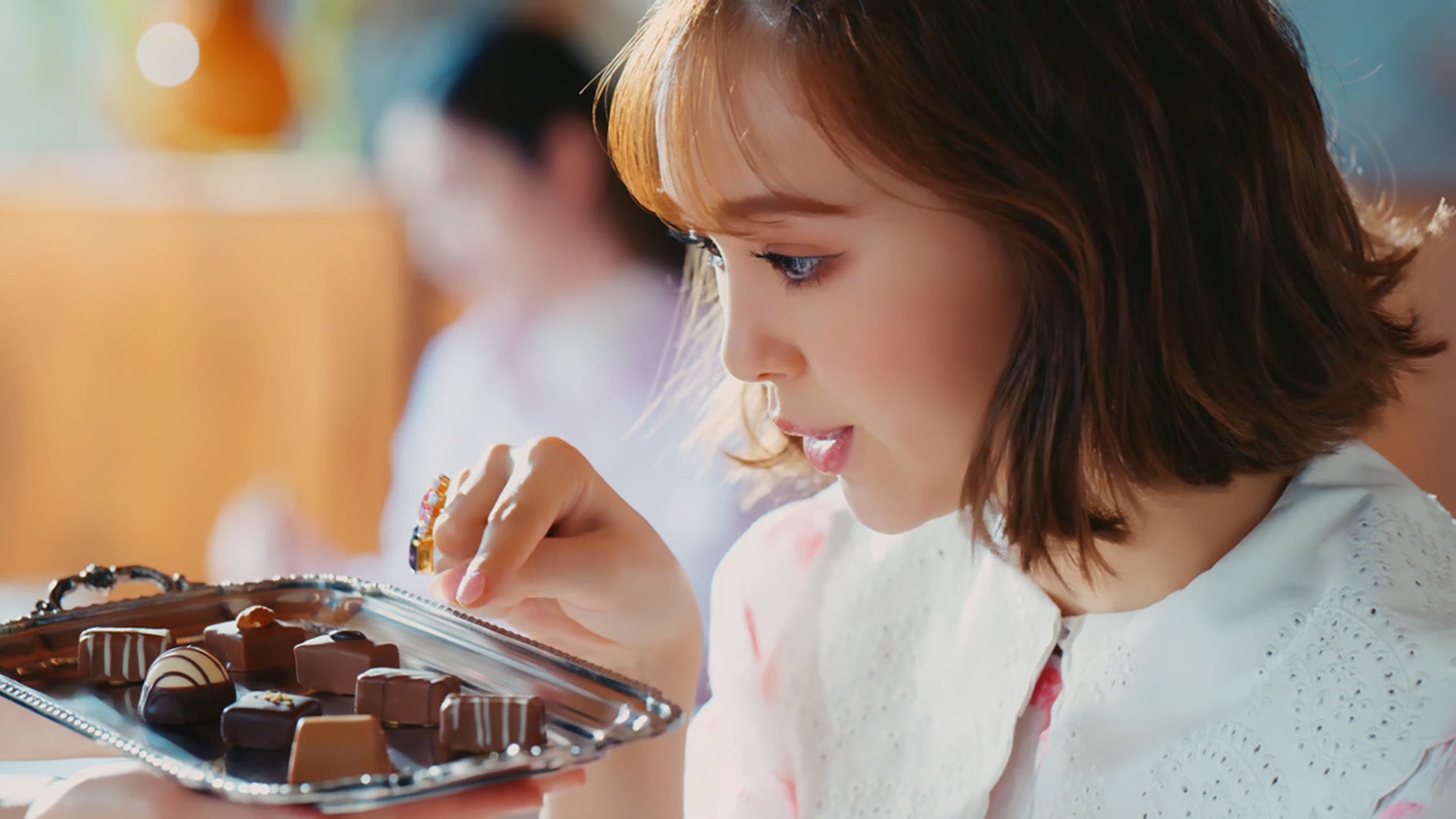 藤田ニコル／TVCM「ま～るく盛れる着やせブラ 欲張りにこるん篇」より（提供写真）