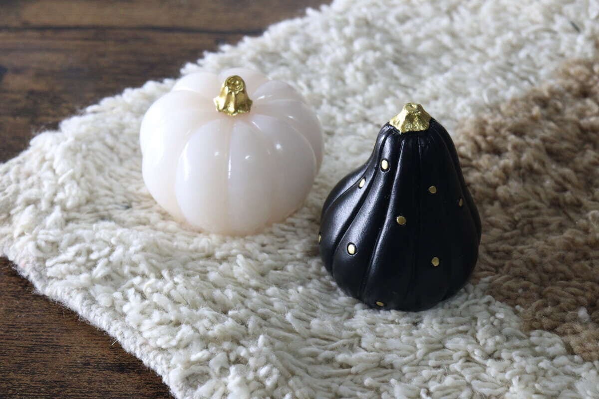 白い毛足の長い布の上に白と黒のかぼちゃ型オブジェが並ぶ