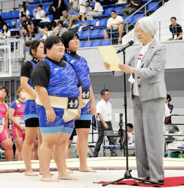 会場騒然「強すぎる」女子相撲で高校生が大学生、社会人の世界女王経験者に圧勝！阿部なな「うれしいです」