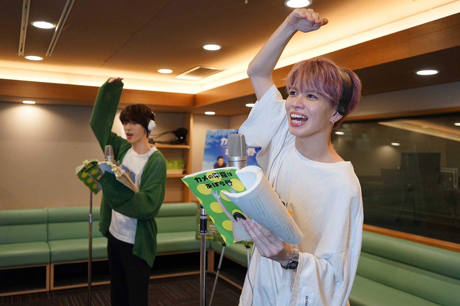 四谷真佑、栗田航兵 （C）2022 カメの甲羅はあばら骨製作委員会 （C）川崎悟司／SB クリエイティブ