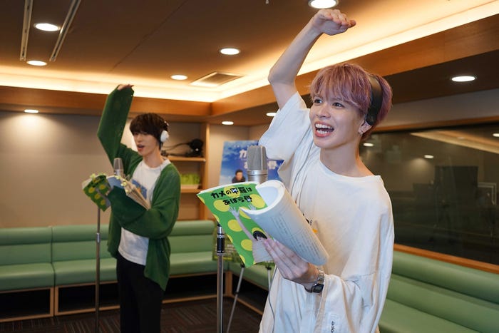 四谷真佑、栗田航兵 (C)2022 カメの甲羅はあばら骨製作委員会 (C)川崎悟司/SB クリエイティブ