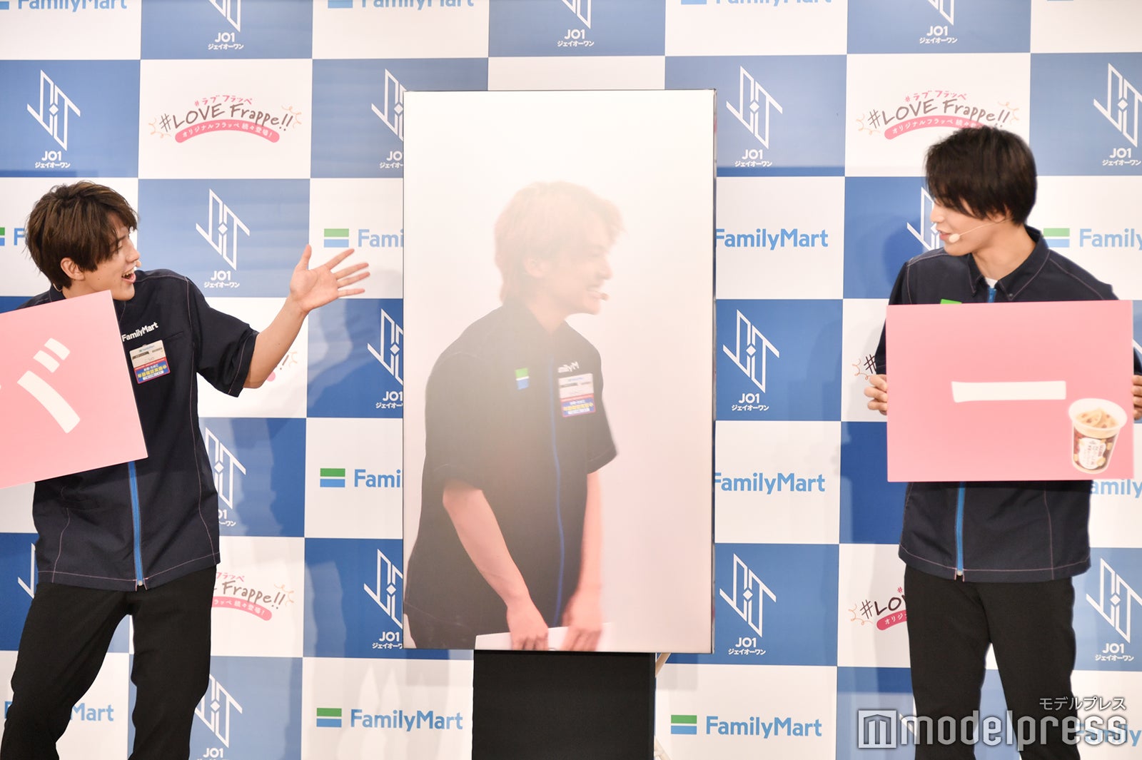 誕生日を祝ってもらって感謝する／河野純喜、川西拓実、與那城奨 （C）モデルプレス