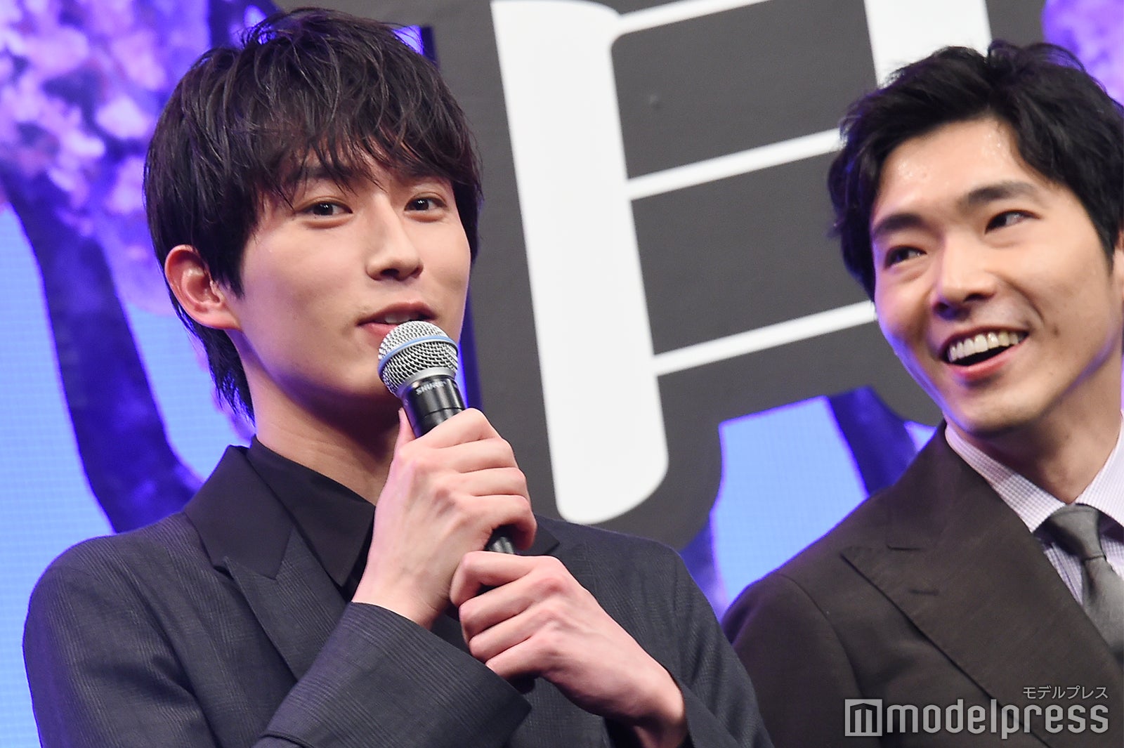 杉野遥亮、柄本佑とじゃれ合う （C）モデルプレス