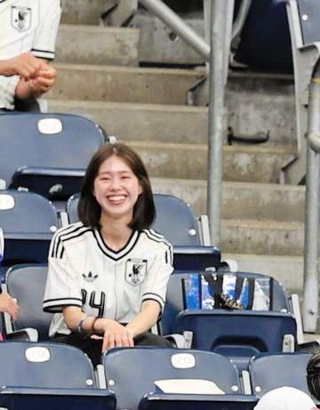 夫は日本代表！W杯スタンドで注目、薄化粧の色白美女モデル ZARAコーデもキマる私服姿に「全部おしゃれ」「はぁかわいっ♥」「黒ワンピどこの？」