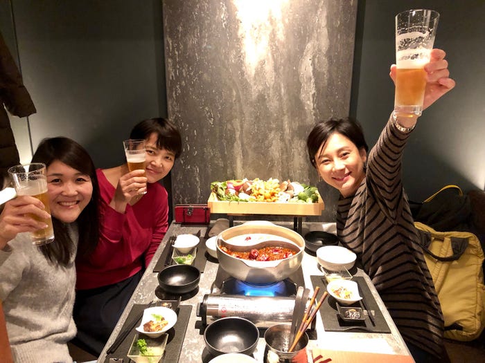 夫に子供の面倒を見てもらって時々は女子だけで盛り上がってます。仕事仲間とおしゃべりでストレス解消!(提供写真)