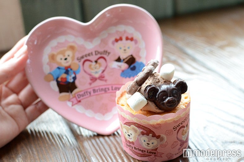 ヘーゼルナッツケーキ、スーベニアプレート付き￥880（C）モデルプレス