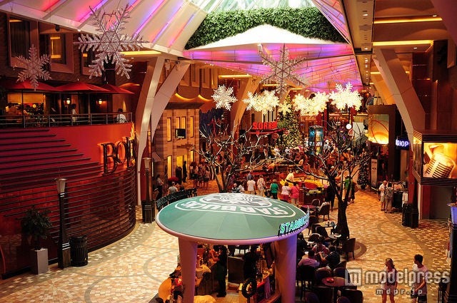 スタバや免税店も揃うゴージャスなロイヤル・プロムナード／photo by Wilson Hui