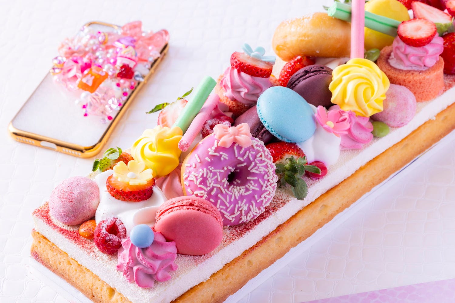 ヒルトン大阪、“ギャル文化”意識のいちごスイーツビュッフェ デコラティブなケーキやタルトなど約25種