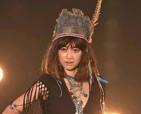 ヨンア、輝く美貌で魅了 大人の魅惑放ちランウェイ<GirlsAward 2015 S/S>