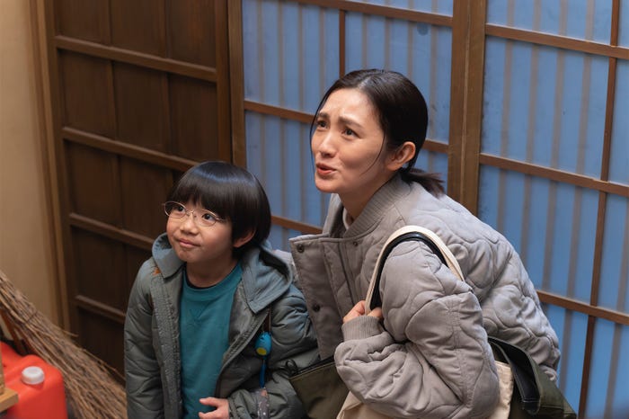 石塚陸翔、星野真里「日本一の最低男 ※私の家族はニセモノだった」(C)フジテレビ
