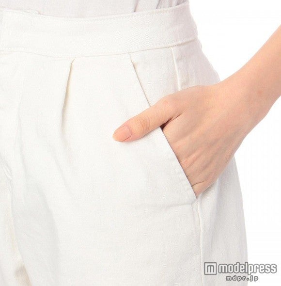 ホワイトデニムガウチョパンツ「WORLD ONLINE STORE」6,372円（税込）