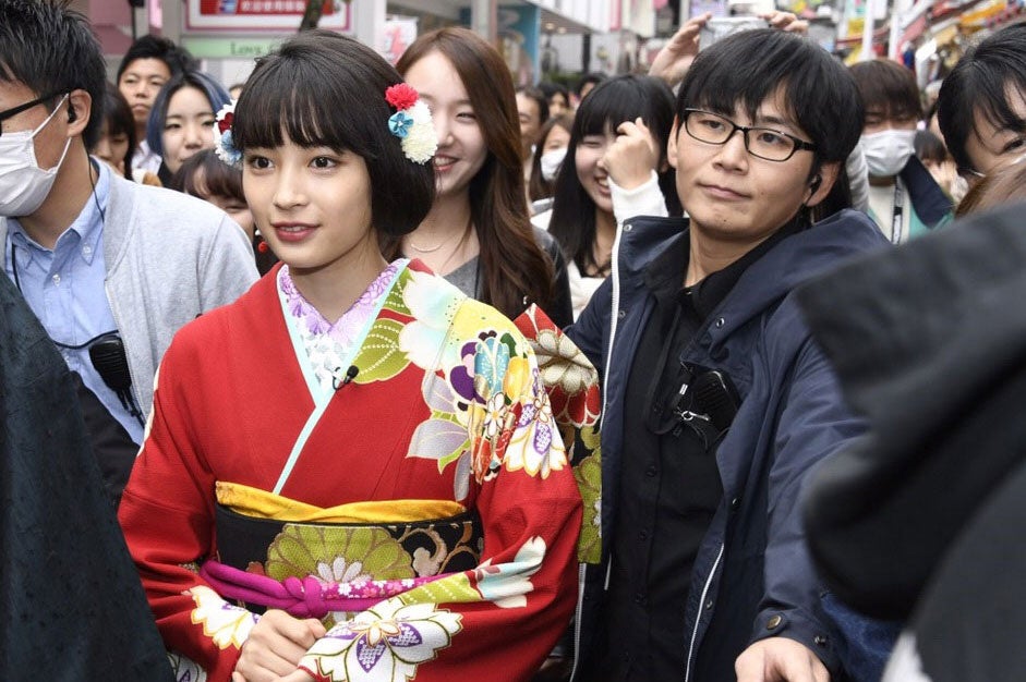 原宿・竹下通りにサプライズ登場した広瀬すず（提供写真） 