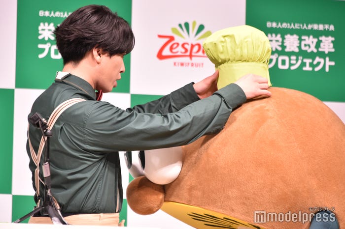 キウイブラザーズの帽子が落ちてしまい、すぐに駆けつける宮舘涼太(C)モデルプレス