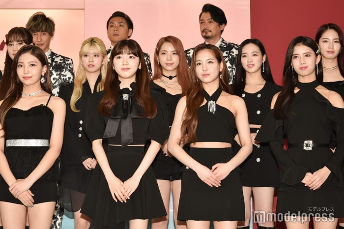 NiziU/(後列)NINA、RIKU、MAYA、RIO、AYAKA(前列)MAYUKA、MIIHI、MAKO、RIMA (C)モデルプレス