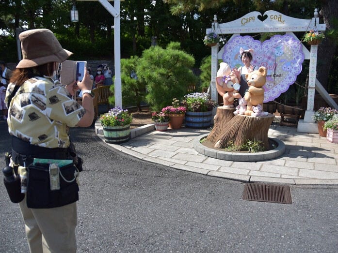 ココにはパークのカメラマンさんがいて、カメラを渡せば写真を撮影してくれます。順番をしっかり待って撮ってもらいましょう