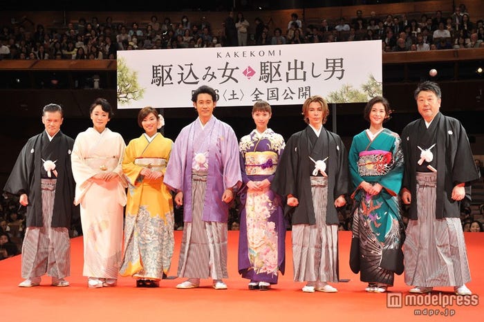 左より:橋本じゅん、神野三鈴、内山理名、大泉洋、戸田恵梨香、武田真治、陽月華、原田眞人監督