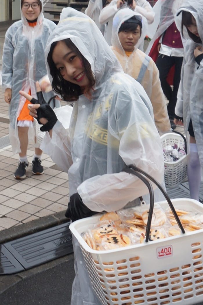 雨のなか、街を練り歩く(画像提供:HSP)